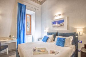 罗马历史套房酒店的一间卧室配有一张床,上面放着一个食物托盘