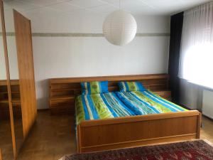 尼特尔Ferienwohnung Moselblick的一间卧室配有一张带木制床头板的床