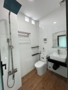 Trung AnHotel Hồng Cẩm的白色的浴室设有卫生间和水槽。
