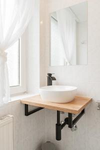 杜塞尔多夫Hotel Enger Hof的浴室设有白色水槽和镜子
