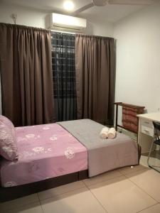 普特拉贾亚Dwiputra Presint 15 at Putrajaya的一间卧室配有一张床,上面有两条毛巾
