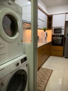 普特拉贾亚Dwiputra Presint 15 at Putrajaya的厨房里的洗衣机和烘干机