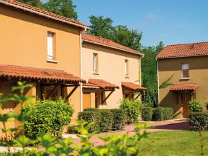 贝尔热拉克Apartment in a picturesque city in the Dordogne的一排灌木丛和树木的房屋