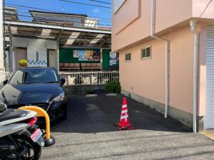 镰仓市Umimachi Seikatsu Koshigoe Minatokan - Vacation STAY 55291v的停在大楼旁边的停车场的汽车