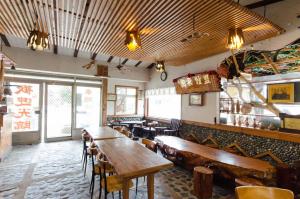 关山镇东篱房民宿的餐厅设有木桌、椅子和窗户。