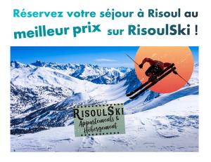 里苏尔RisoulSki Antarès - Piscine et Sauna的跳着滑雪板跳入空中的人,有标志