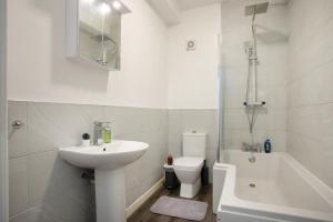 诺丁汉Spacious 2 BR Apartments - 5 mins from QMC, Universities and City Centre!的白色的浴室设有水槽和卫生间。