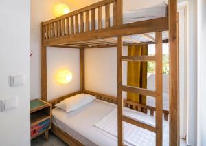 卡武埃鲁Casa Tuia Resort的房屋内带双层床的宿舍间内的双层床