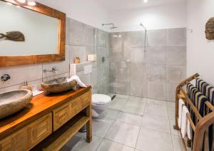 卡武埃鲁Casa Tuia Resort的一间带水槽和卫生间的浴室