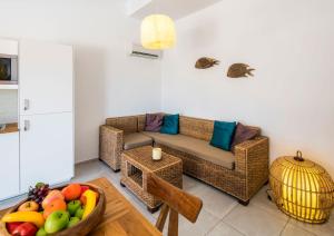 卡武埃鲁Casa Tuia Resort的客厅配有沙发和一碗水果