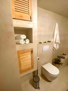 KoríthionCoralina Cottage的一间带卫生间和水槽的小浴室