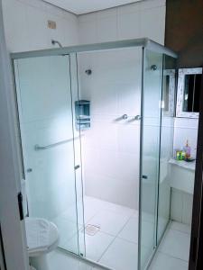 坎波斯杜若尔当波萨达康达多布拉斯雷洛酒店的一间带卫生间的浴室内的玻璃淋浴间