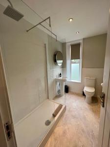 布里格豪斯The Lookout@brighouse的浴室设有玻璃淋浴间和卫生间