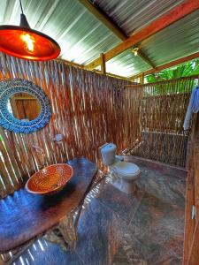 El ValleTORTUGA BAY Eco Hotel的一间带卫生间和木墙的浴室