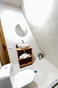 TbaCollodi Cottages的白色的浴室设有水槽和卫生间。