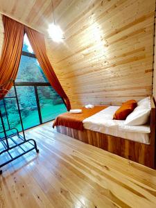 TbaCollodi Cottages的小木屋内一间卧室,配有一张床