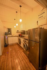 塔马兰Between2Waters Chalet rental car offered的厨房配有炉灶和冰箱。