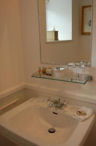 科姆里皇家酒店的浴室设有白色水槽和镜子