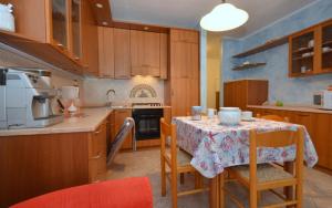 利尼亚诺萨比亚多罗奥林波公寓的厨房配有桌子和桌布