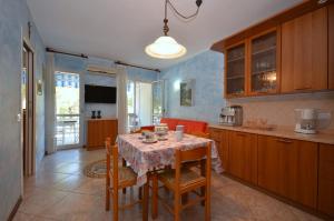 利尼亚诺萨比亚多罗奥林波公寓的厨房配有桌椅