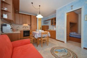 利尼亚诺萨比亚多罗奥林波公寓的一间厨房和一间带桌子的用餐室