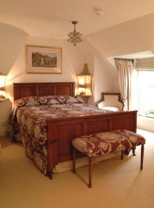 科姆里皇家酒店的一间卧室配有一张大床,里面设有长凳