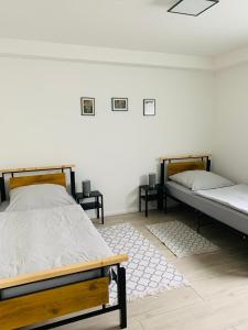 科隆Apartments WK的一间卧室设有两张床和白色的墙壁