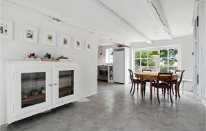 海斯勒Cozy Home In Hasle With Wifi的厨房以及带桌椅的用餐室。