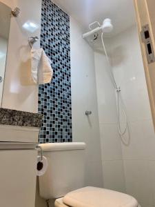 戈亚尼亚Apartamento perfeito, bem localizado, confortável, espaçoso e com bom preço insta thiagojacomo的浴室设有卫生间和带毛巾的淋浴。