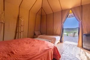 El KariaAgafay, La Ferme Nomade Bivouac的一间设有两张床的客房,享有沙漠美景