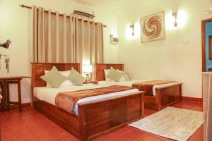 锡吉里亚Tepraas Sigiriya的一间卧室,配有两张床