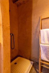 El KariaAgafay, La Ferme Nomade Bivouac的小型客房设有淋浴和椅子
