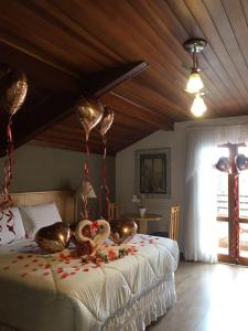 坎波斯杜若尔当波萨达康达多布拉斯雷洛酒店的一间卧室配有一张带两个天鹅的床