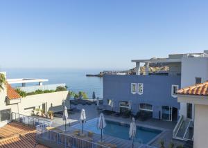 利勒鲁斯Best Western Premier Santa Maria的享有酒店游泳池和大海的景色