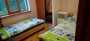斯伽尔达布鲁维瑞中心假日公园的一间小卧室,配有两张床和窗户