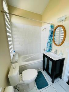 米西索加Jazzy Home Stay的浴室配有卫生间、浴缸和水槽。