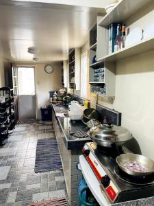 碧瑶Melia's House Baguio - Nature Home for Rent的厨房配有带锅碗瓢盆的台面