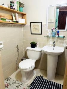 碧瑶Melia's House Baguio - Nature Home for Rent的浴室配有白色卫生间和盥洗盆。