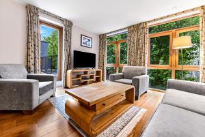 伦敦Tavistock Place Apartments的带沙发和电视的客厅