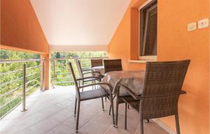 格基卡琳Gorgeous Apartment In Gornji Karin With Wifi的阳台的用餐室配有桌椅