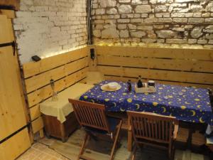 索普隆Guest house Ringhofer Vendégház的一间用餐室,配有一张带蓝桌布的桌子