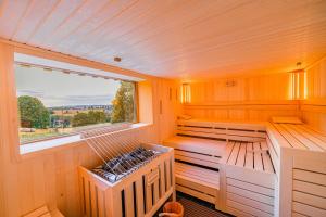 塞芬Holzspan的木制房间中带窗户的桑拿浴室