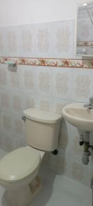 巴兰基亚Encantadora casa con ambiente guajiro #3的浴室配有白色卫生间和盥洗盆。