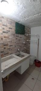 巴兰基亚Encantadora casa con ambiente guajiro #3的一间带水槽和石墙的浴室