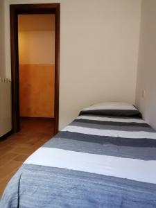 龙奇廖内La Marchesina的一张大床,位于带门的房间