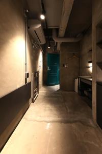 京都SHIN kyoto的暗走廊,房间里有一扇绿门