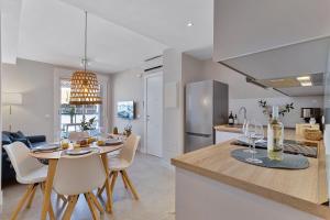 福恩吉罗拉Angelica's Home Fuengirola的厨房以及带桌椅的用餐室。