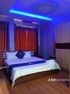 An KhêĐiêu Thuyền Motel的一间卧室设有一张蓝色天花板的大床