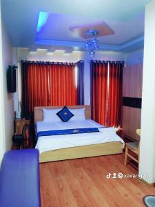 An KhêĐiêu Thuyền Motel的一间卧室配有一张带红色窗帘的大床