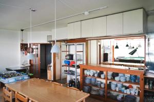 汤泽町Koizumiya - Vacation STAY 14238v的一间带桌子的厨房和一间餐厅